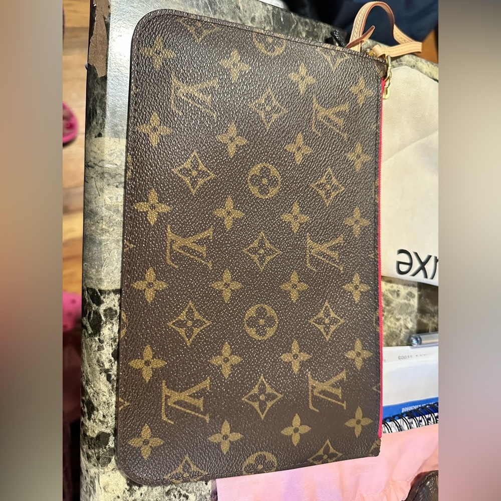 Louis Vuitton neverfull mm pouch